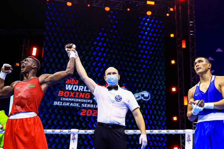 Keno Machado brilha em sua estreia no Mundial de boxe